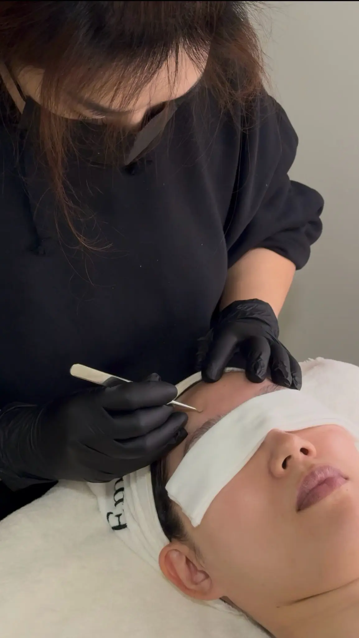 Emily Spa 美容師以工具進行清粉刺